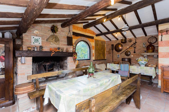 taverna-con -camino-clicca-per-la-seguente-foto